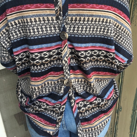 Cropped Asymmetrical Shirt with Geometric Pattern - Picture 4 of 4